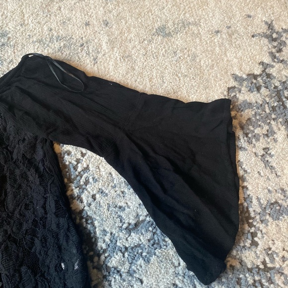 Quarter “flowy” sleeve lace design shirt (can be off the shoulder and on) - Picture 3 of 3